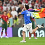 Μουντιάλ 2022: Ακτιβιστής μπήκε στο γήπεδο με σημαία ΛΟΑΤΚΙ+ και συνθήματα για Ιρανές και Ουκρανία