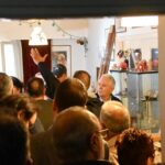 Αλληλέγγυοι, γείτονες και βουλευτές στο σπίτι της Ιωάννας Κολοβού για να σταματήσουν την έξωση