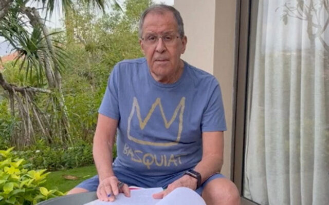 Ο Σεργκέι Λαβρόφ διαψεύδει ότι είναι στο νοσοκομείο από το δωμάτιο του ξενοδοχείου [ΒΙΝΤΕΟ]