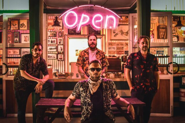 Οι Lucky Shots παρουσιάζουν ένα απολαυστικό music video για το single “Please Them All”