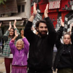 Βίντεο: Κάτοικοι των Εξαρχείων διαμαρτύρονται κάνοντας flashmob έξω από το μετρό στην πλατεία