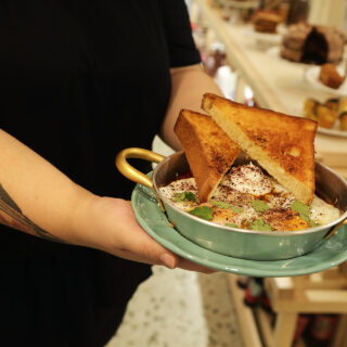 12 προτάσεις για φαγητό και ποτό τον τελευταίο μήνα του χειμώνα