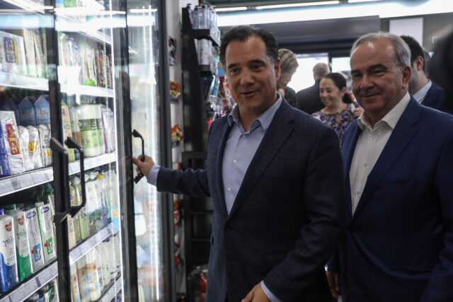 Παρέμβαση του Ρουβίκωνα στην κατοικία του Άδωνι Γεωργιάδη – Πέταξαν τρικάκια και μακαρόνια