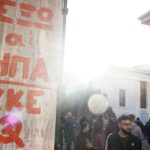 Πολίτες κάθε ηλικίας προσέρχονται στο Πολυτεχνείο, με αφορμή την 49η επέτειο της εξέγερσης