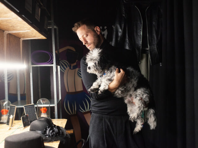 Ο Μιχάλης Συριόπουλος όταν περπατάει στην Ερμού χαίρεται σαν παιδί