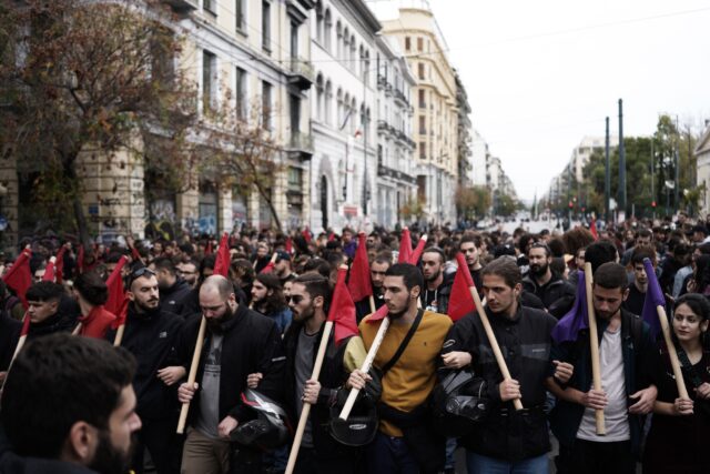 Μαζική η πορεία για τα 49 χρόνια από την εξέγερση του Πολυτεχνείου
