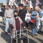 Το Twitter «υποκλίνεται» στην Αλέκα Παπαρήγα – Πήγε στην χθεσινή πορεία με περιπατητήρα