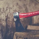 Θεσσαλονίκη: Φυλάκιση με αναστολή σε 46χρονο που κυνήγησε με τσεκούρι και πριόνι τον γείτονά του