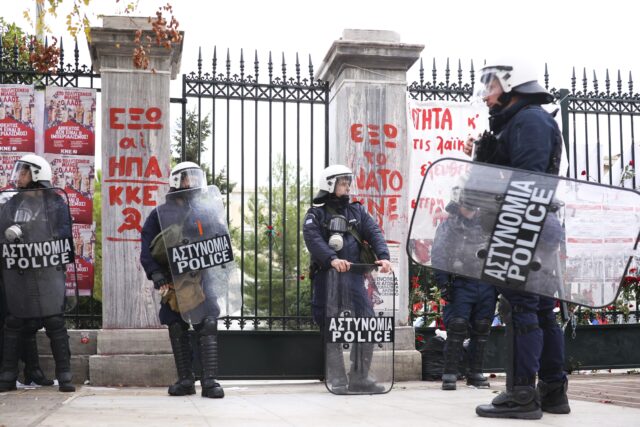 Πολυτεχνείο: 17 «προληπτικές» προσαγωγές στην περιοχή των Εξαρχείων