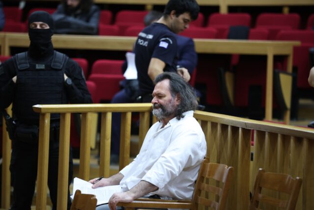 Δίκη Χρυσής Αυγής – Έξαλλος ο Γιάννης Λαγός: «Είστε ανάξιοι να δικάσετε, είστε ανθρωπάκια»