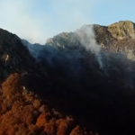 Ανεξέλεγκτη πυρκαγιά στο Παπίκιο επί δυο εβδομάδες – Πέρασαν στη Βουλγαρία οι φλόγες [ΒΙΝΤΕΟ]