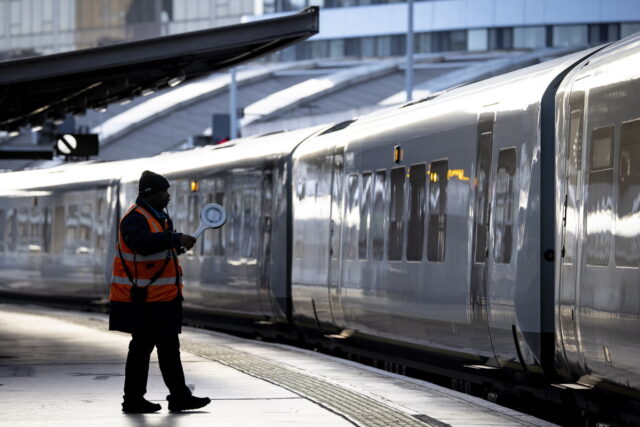 Βρετανία: Ο στρατός καλείται να αντικαταστήσει τους απεργούς σε νευραλγικούς τομείς
