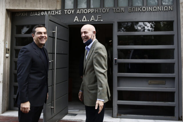 Στην ΑΔΑΕ ο Αλέξης Τσίπρας – Τι ζητά σχετικά με τις παρακολουθήσεις