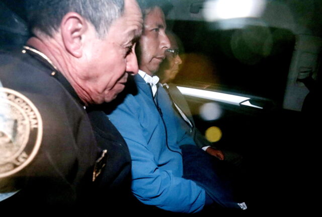 Πολιτική κρίση στο Περού: Ο Πέδρο Καστίγιο παύεται και συλλαμβάνεται – Η αντιπρόεδρός Ντίνα Μπολουάρτε ορκίζεται πρόεδρος