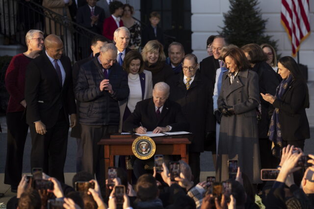 Ο Μπάιντεν υπέγραψε τον νόμο για τον γάμο ομόφυλων ζευγαριών