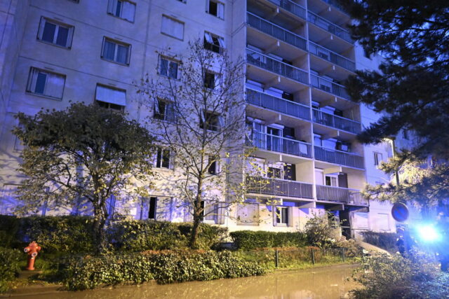 Δέκα νεκροί, μεταξύ των οποίων πέντε παιδιά, από πυρκαγιά σε πολυκατοικία κοντά στη Λιόν