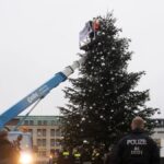 Ακτιβιστές πριόνισαν την κορυφή του χριστουγεννιάτικου δέντρου του Βερολίνου