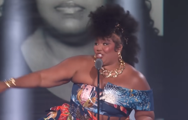 Αίσθηση προκάλεσε η συγκινητική ομιλία της Lizzo στα φετινά People’s Choice Awards [ΒΙΝΤΕΟ]