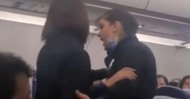 «Δεν είμαι υπηρέτριά σου» – Αεροσυνοδός «βάζει στη θέση του» αγενή επιβάτη [ΒΙΝΤΕΟ]