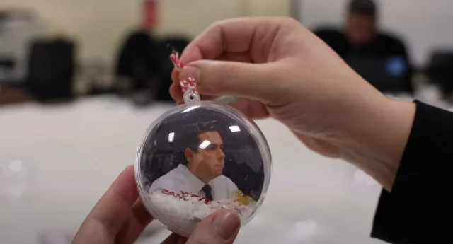 Χριστουγεννιάτικες μπάλες με τον Νότη Μηταράκη στο υπουργείο Μετανάστευσης και Ασύλου [ΒΙΝΤΕΟ]