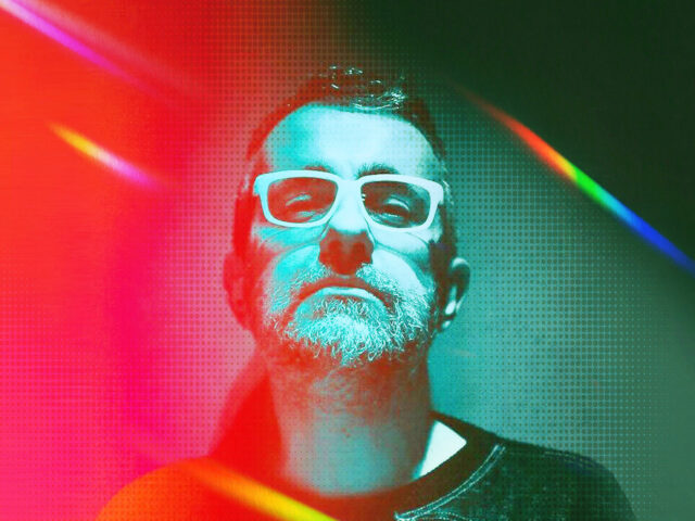 Ο Μανώλης Σταυρουλάκης είναι σούπερ dj, μέγας Λονδινάκιας και από τότε που γεννήθηκε νομίζει…πως αναπνέει νότες