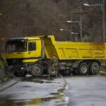 Σερβία: Αποκλείστηκε με οδόφραγμα δρόμος στο νότο που οδηγεί στο Κόσοβο – Σημάδια υποχώρησης από την Πρίστινα
