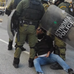 Άνδρες των ΜΑΤ ξυλοκοπούν τον πατέρα του 16χρονου [ΒΙΝΤΕΟ]
