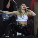 Miley Cyrus: Κυκλοφόρησε το νέο της τραγούδι “Flowers” [BINTEO]