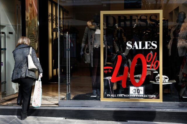 Ξεκινούν σήμερα οι χειμερινές εκπτώσεις