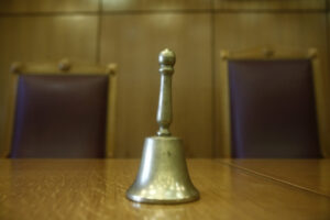 Κεκλεισμένων των θυρών η δίκη των πρώην αστυνομικών για σεξουαλική κακοποίηση των παιδιών τους