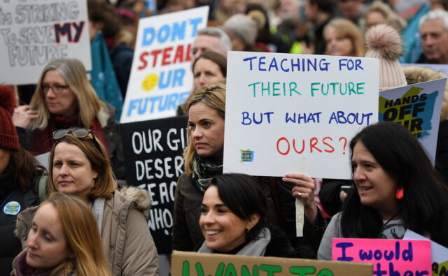 Σε απεργιακές κινητοποιήσεις προχωρούν και οι εκπαιδευτικοί της Μεγάλης Βρετανίας