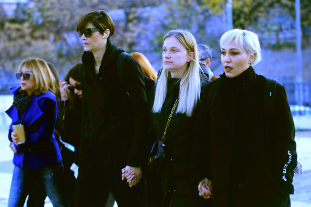 Δίκη Φιλιππίδη: Πιασμένες χέρι-χέρι Παπαχαραλάμπους, Δροσάκη, Αναστασοπούλου