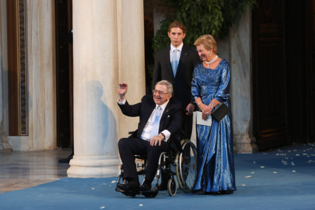 Σε λαϊκό προσκύνημα η σορός του Κωνσταντίνου Γλύξμπουργκ