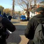 Θεσσαλονίκη: Μέλη της Χρυσής Αυγής έξω από το βιβλιοπωλείο όπου Drag Queen διάβασε παραμύθια σε παιδιά