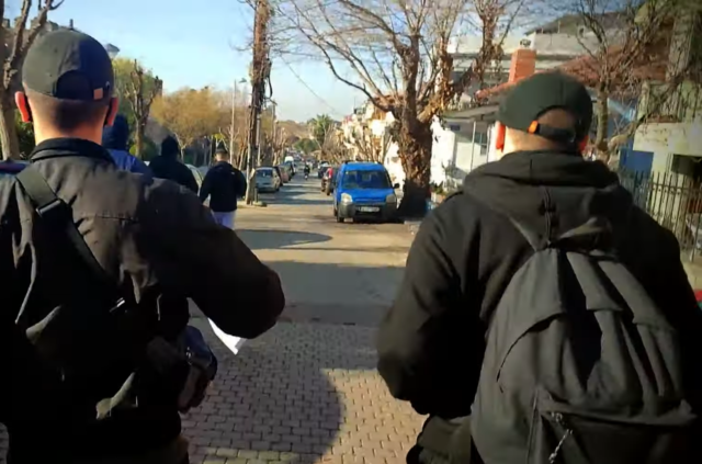 Θεσσαλονίκη: Μέλη της Χρυσής Αυγής έξω από το βιβλιοπωλείο όπου Drag Queen διάβασε παραμύθια σε παιδιά