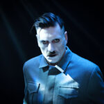 Άρης Μπινιάρης και Γιώργος Χρυσοστόμου χτυπούν με Μπρεχτ τον φασισμό