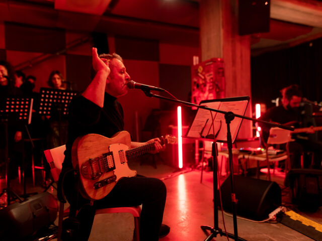 Ο Παύλος Παυλίδης διασκευάζει Γιάννη Μαρκόπουλο και το σύμπαν παίρνει φωτιά