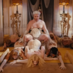 «Φωτιές» ανάβει ο Σαμ Σμιθ με το νέο του βίντεο κλιπ για το τραγούδι του «I’m Not Here To Make Friends»