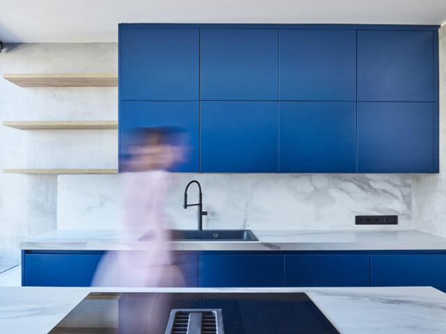 Μέσα σε ένα εντυπωσιακό loft στον Βοτανικό, εμπνευσμένο από τη βιομηχανική αισθητική