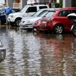 Απεγκλωβισμοί πολιτών από σπίτια και αυτοκίνητα στο κέντρο της Αθήνας