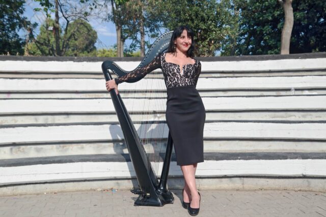 Η αρπίστρια Clio K βγάζει καινούργιο δίσκο, το “Jasmine in November”