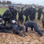 Γερμανία: Αστυνομικοί πήγαν να διώξουν διαδηλωτές και κόλλησαν στις λάπσες [ΒΙΝΤΕΟ]