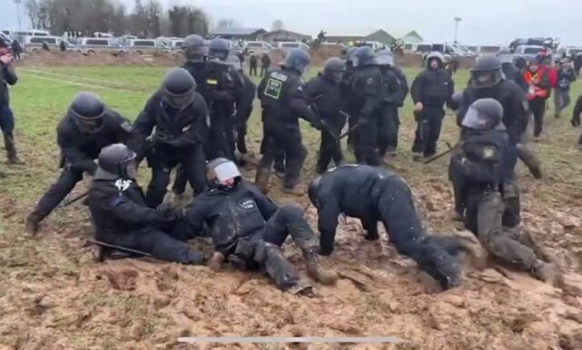 Γερμανία: Αστυνομικοί πήγαν να διώξουν διαδηλωτές και κόλλησαν στις λάπσες [ΒΙΝΤΕΟ]