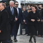 Κηδεία Γλύξμπουργκ: Έντονες αποδοκιμασίες κατά Πικραμμένου – Μενδώνη στην Μητρόπολη Αθηνών [ΒΙΝΤΕΟ]