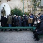 Ουρά εκατοντάδων ατόμων για τον Γλύξμπουργκ έξω από τη Μητρόπολη