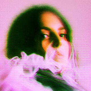 Η Καλλιόπη Μητροπούλου φτιάχνει μουσικές λίστες ό,τι να ‘ναι: «Σαν να τρως μακαρόνια με μερέντα»