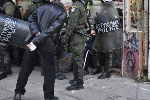 Καταστολή και συλλήψεις στη συμβολική ανακατάληψη της Terra Incognita για τον απεργό πείνας και δίψας Θάνο Χατζηαγγέλου [ΒΙΝΤΕΟ]