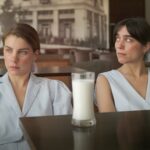 Τζωρτζίνα Λιώση και Νάνσυ Μπούκλη στην παράσταση «Κάποιος μιλάει μόνος του  κρατώντας ένα ποτήρι γάλα»