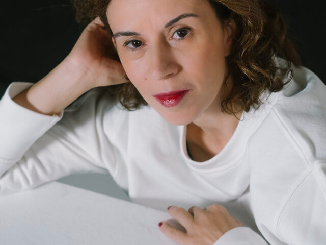 Η Σοφία Μαραθάκη προσεγγίζει το «Με νύχια και με δόντια» σαν μια ιλαροτραγωδία για το τέλος του κόσμου