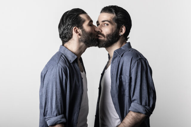 Η επιτυχημένη παράσταση «Ο Συνεργός» παίρνει παράταση στο θέατρο Επί Κολωνώ